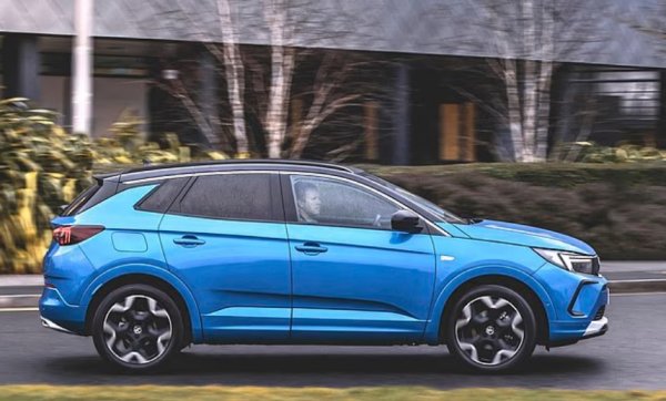 Оценка на удовлетвореността на собствениците: 90,55%

Въпреки че наскоро беше заменен от второто поколение Grandland, оригиналният кросоувър  постигна 90,55% обща удовлетвореност на собствениците, което е достатъчно за второто място.

Собствениците харесват как изглежда отвътре и отвън. Те са изненадани колко удобни са предните седалки, от мястото за краката отзад и от багажника, който побира всичко необходимо. 

Всъщност, практичността е това, с което печели повечето спохвали. Добро обобщение по темата прави собственик: „Високо е разположен от земята, с много място вътре. Тих и удобен на дълги пътувания, а багажникът е невероятен.“

Функционалността на сензорния екран също се класира добре, докато обслужването и надеждността са на първо място. Това предполага, че това е надежден и евтин автомоил за продължитело притежание.